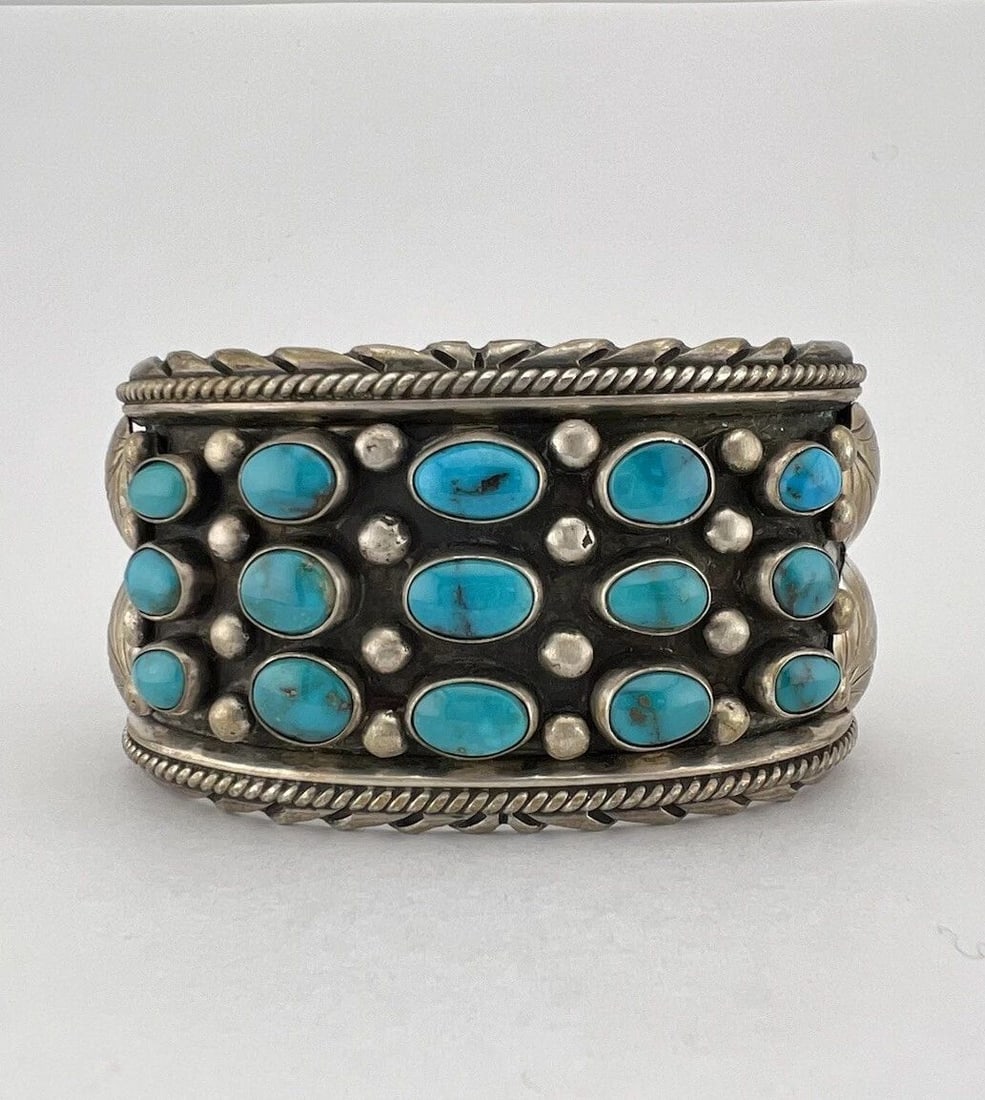 VTG NAVAJO BISBEE TURQUOISE STERLING SILVER STAMPED WIDE CUFF BRACELET 97.2G: VTG NAVAJO BISBEE TURQUOISE STERLING SILVER STAMPED WIDE CUFF BRACELET 97.2G Vtg Navajo Bisbee Turquoise Sterling Silver Stamped Wide Cuff Bracelet 97.2g Cuff is 5 3/4" tip to Tip and has an 1 1/4" Sl