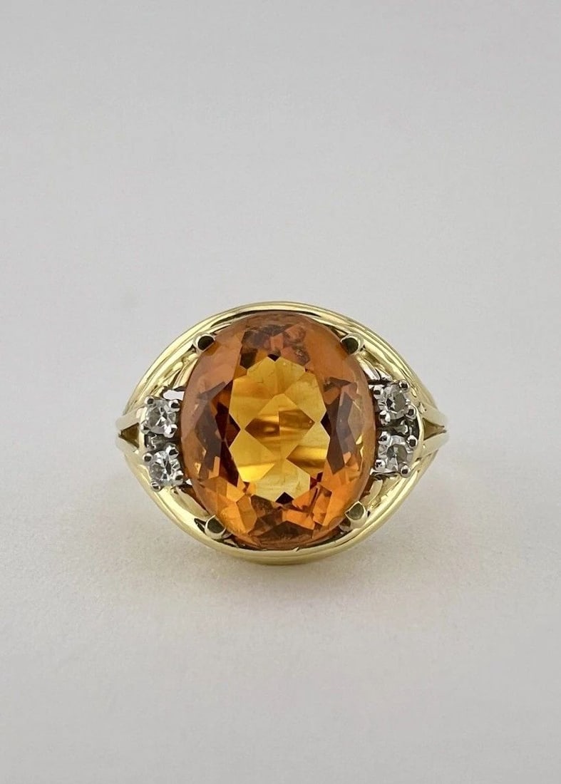 VINTAGE 18K YELLOW GOLD OVAL CUT GOLDEN CITRINE & PAVE DIAMONDS RING: VINTAGE 18K YELLOW GOLD OVAL CUT GOLDEN CITRINE & PAVE DIAMONDS RING Vintage 18k Yellow Gold Oval Cut Golden Citrine & Pave Diamonds Ring Ring Size: 7.5 - Can be Resized Weight is 5.8 Grams on my scal