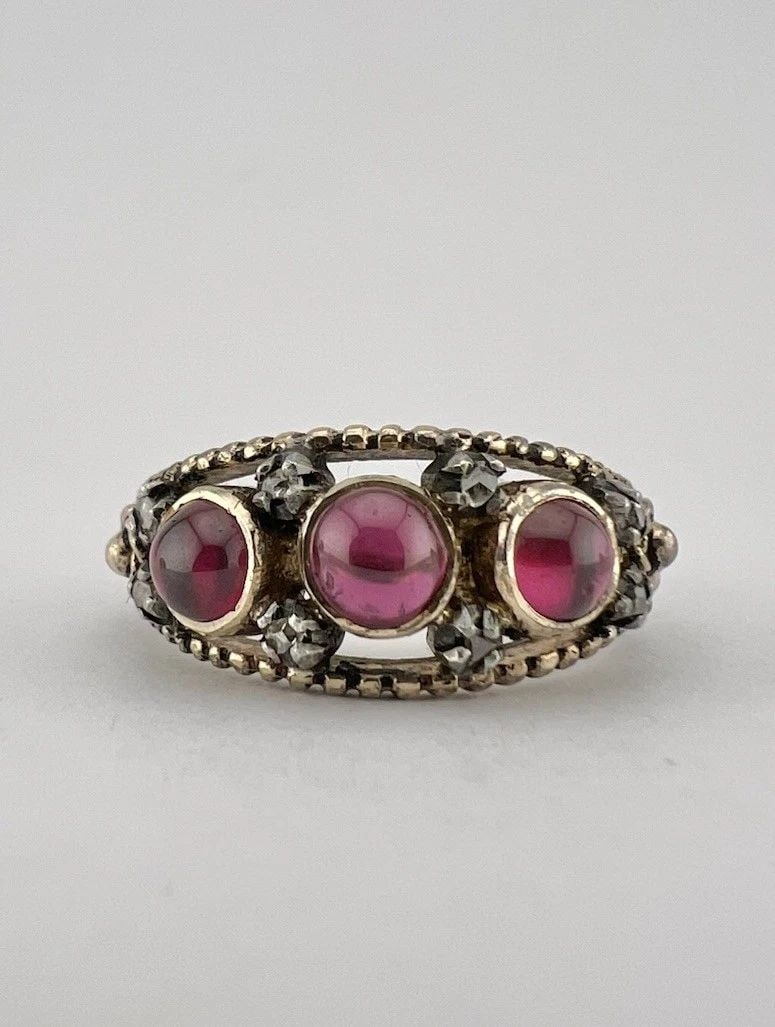 EUROPEAN VICTORIAN ETRUSCAN 18K GOLD OLD MINE CUT DIAMOND & CABOCHON GARNET RING (1 of 2)