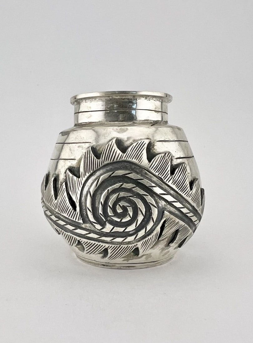 RARE VINTAGE NAVAJO STERLING SILVER DETAILED TRIBAL OVERLAY SCENE POT VASE (1 of 2)