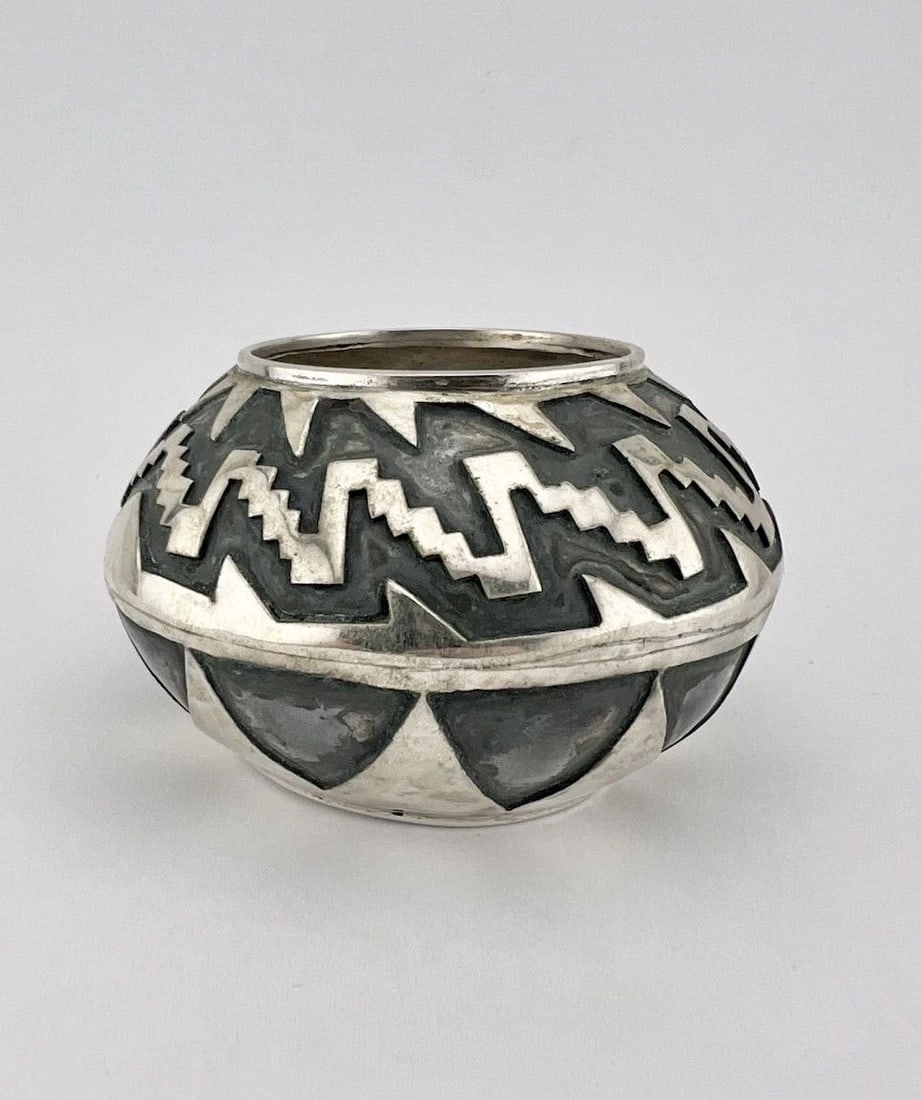 RARE VTG NAVAJO STERLING SILVER DETAILED DEEP STAMPED TRIBAL OVERLAY WEED POT: RARE VTG NAVAJO STERLING SILVER DETAILED DEEP STAMPED TRIBAL OVERLAY WEED POT RARE Vtg Navajo Sterling Silver Detailed Deep Stamped Tribal Overlay Weed Pot Size: 2 5/8" Wide & 1 5/8" Tall Metal: Sterl
