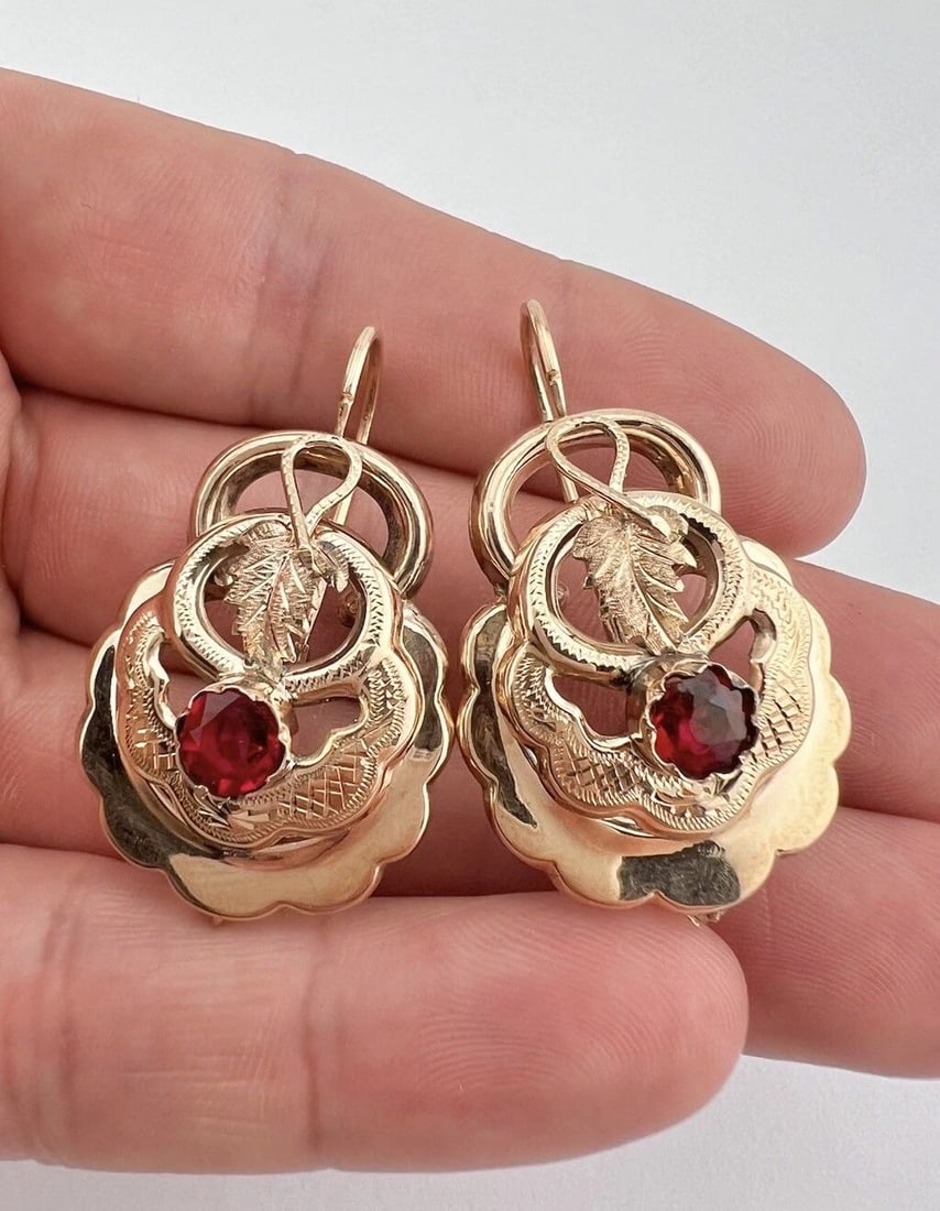 ANTIQUE VICTORIAN GEORGIAN ROSE GOLD RUBY GLASS FLORAL ENGRAVED HOOK EARRINGS (1 of 2)