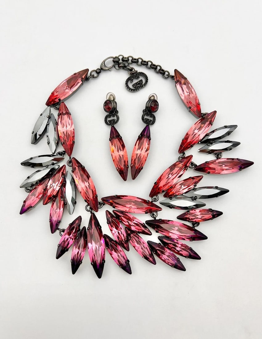 RARE GUCCI PINK & BLACK CRYSTAL STATEMENT RUNWAY BIB NECKLACE & EARRING SET: RARE GUCCI PINK & BLACK CRYSTAL STATEMENT RUNWAY BIB NECKLACE & EARRING SET Rare GUCCI Pink & Black Crystal Statement Runway Bib Necklace & Earring Set Amazing Rare Gradient Pink & Black Runway Neckla
