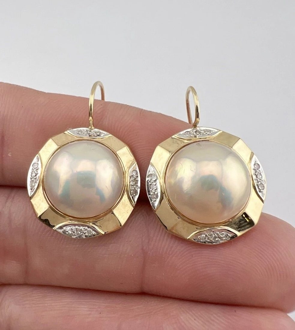 DESIGNER 14K YELLOW GOLD 13MM MABE PEARL & DIAMOND HALO HOOK BACK EARRINGS 8G: DESIGNER 14K YELLOW GOLD 13MM MABE PEARL & DIAMOND HALO HOOK BACK EARRINGS 8G Designer 14k Yellow Gold 13mm Mabe Pearl & Diamond Halo Hook Back Earrings 8g Size: 1 1/8" Tall & 3/4 Wide Metal: 14k Yell