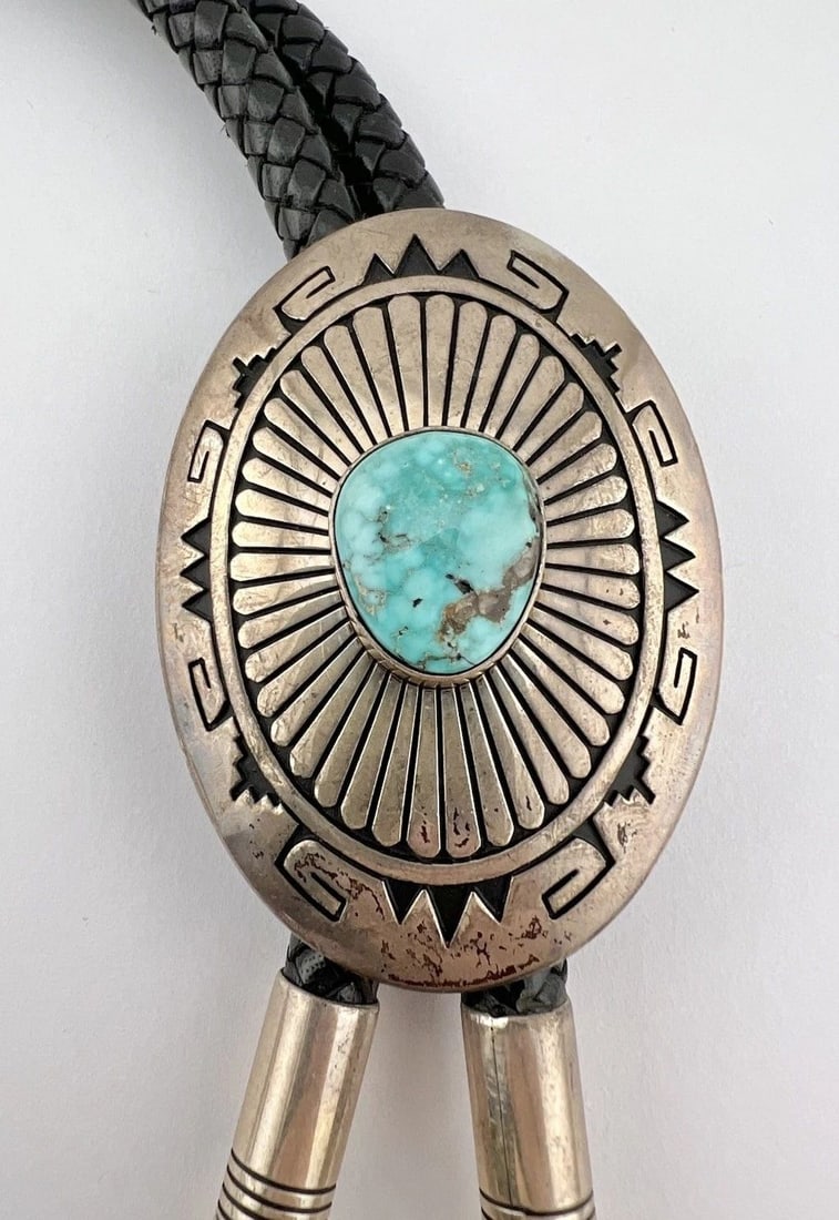 ROBERT JONHSON NAVAJO STERLING HIGH GRADE CARICO LAKE TURQUOISE BOLO TIE 130G: ROBERT JONHSON NAVAJO STERLING HIGH GRADE CARICO LAKE TURQUOISE BOLO TIE 130G Vintage Robert Jonhson Navajo Sterling HIGH GRADE Carico Lake Turquoise Bolo Tie 130g Bolo Size: About 3" Tall by Over 2" 
