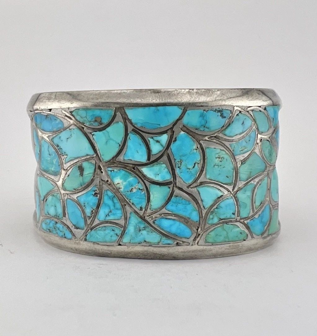ALICE LEEKYA HOMER ZUNI STERLING TURQUOISE FISHSCALE INLAY CUFF BRACELET 103.4G: ALICE LEEKYA HOMER ZUNI STERLING TURQUOISE FISHSCALE INLAY CUFF BRACELET 103.4G Vintage Alice Leekya Homer Zuni Sterling Silver Turquoise Fishscale Inlay Cuff Bracelet 103.4g Cuff is 5 1/4" tip to Tip