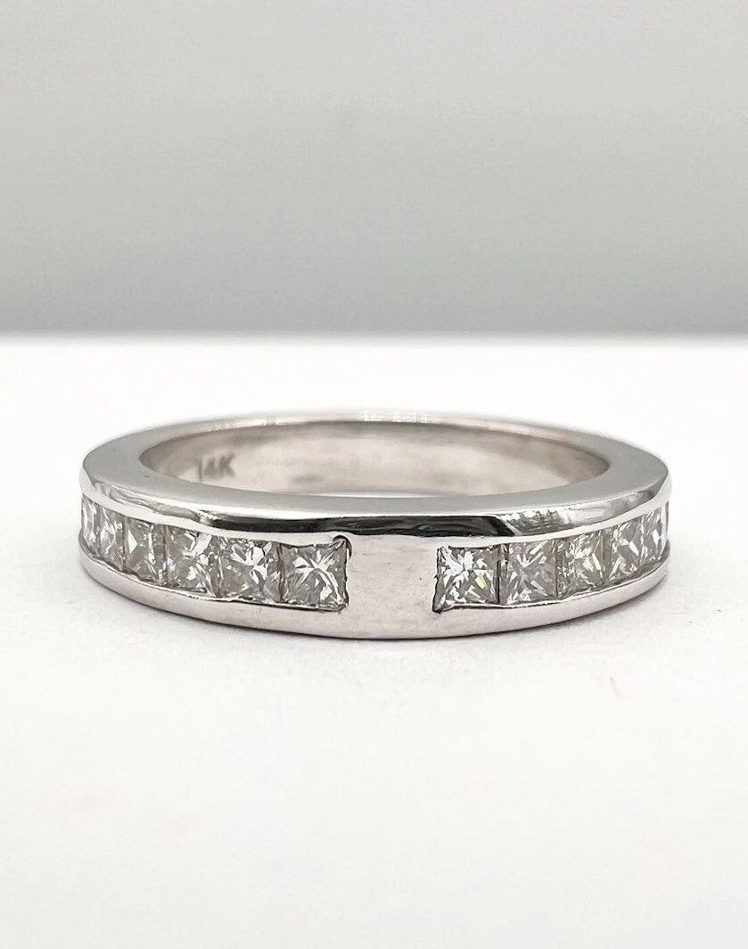 14K WHITE GOLD PRINCESS CUT 1.10CT APPROX DIAMOND HALF ETERNITY BAND RING: 14K WHITE GOLD PRINCESS CUT 1.10CT APPROX DIAMOND HALF ETERNITY BAND RING 14k White Gold Invisible Set Princess Cut 1.10ct approx. Diamond Half Eternity Band Ring Ring Size: 5.5 - By Over 3mm Wide Met