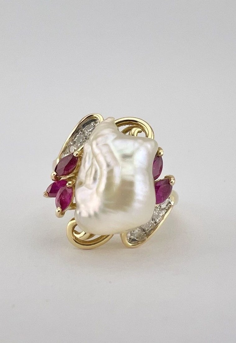 VINTAGE 18K YELLOW GOLD WHITE BAROQUE PEARL & RUBY & DIAMOND DESIGN RING (1 of 2)