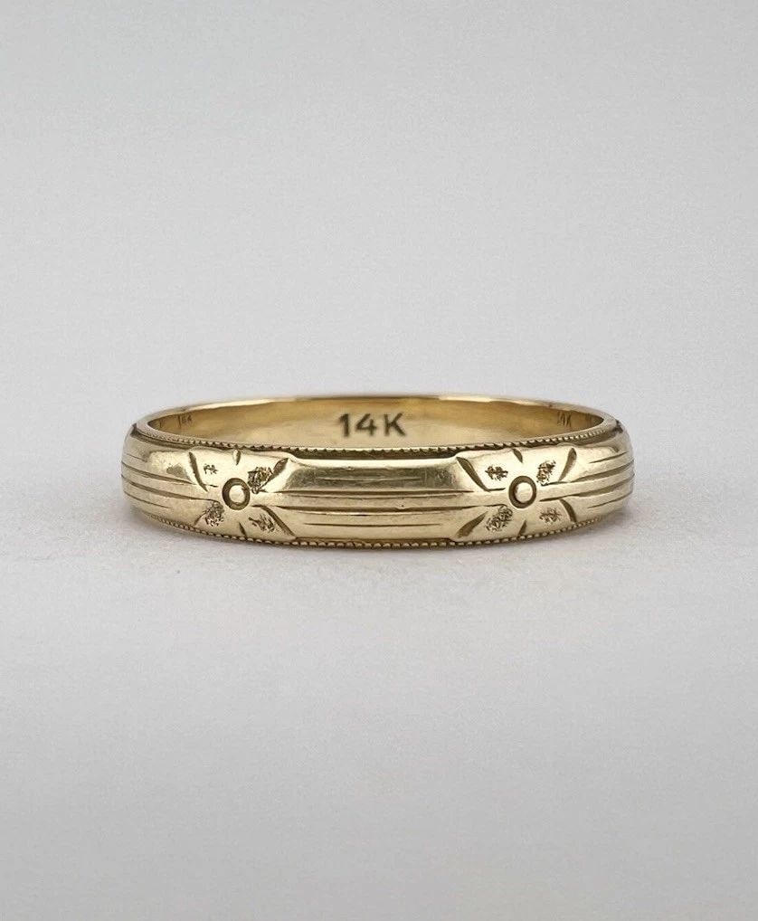 ANTIQUE 1920'S ART DECO 14K YELLOW GOLD FLORAL ENGRAVED WEDDING BAND RING: ANTIQUE 1920'S ART DECO 14K YELLOW GOLD FLORAL ENGRAVED WEDDING BAND RING Antique 1920's Art Deco 14k Yellow Gold Floral Engraved Wedding Band Ring Ring Size: 9.5 - Can Be Re Sized Weight is 3.3 Grams