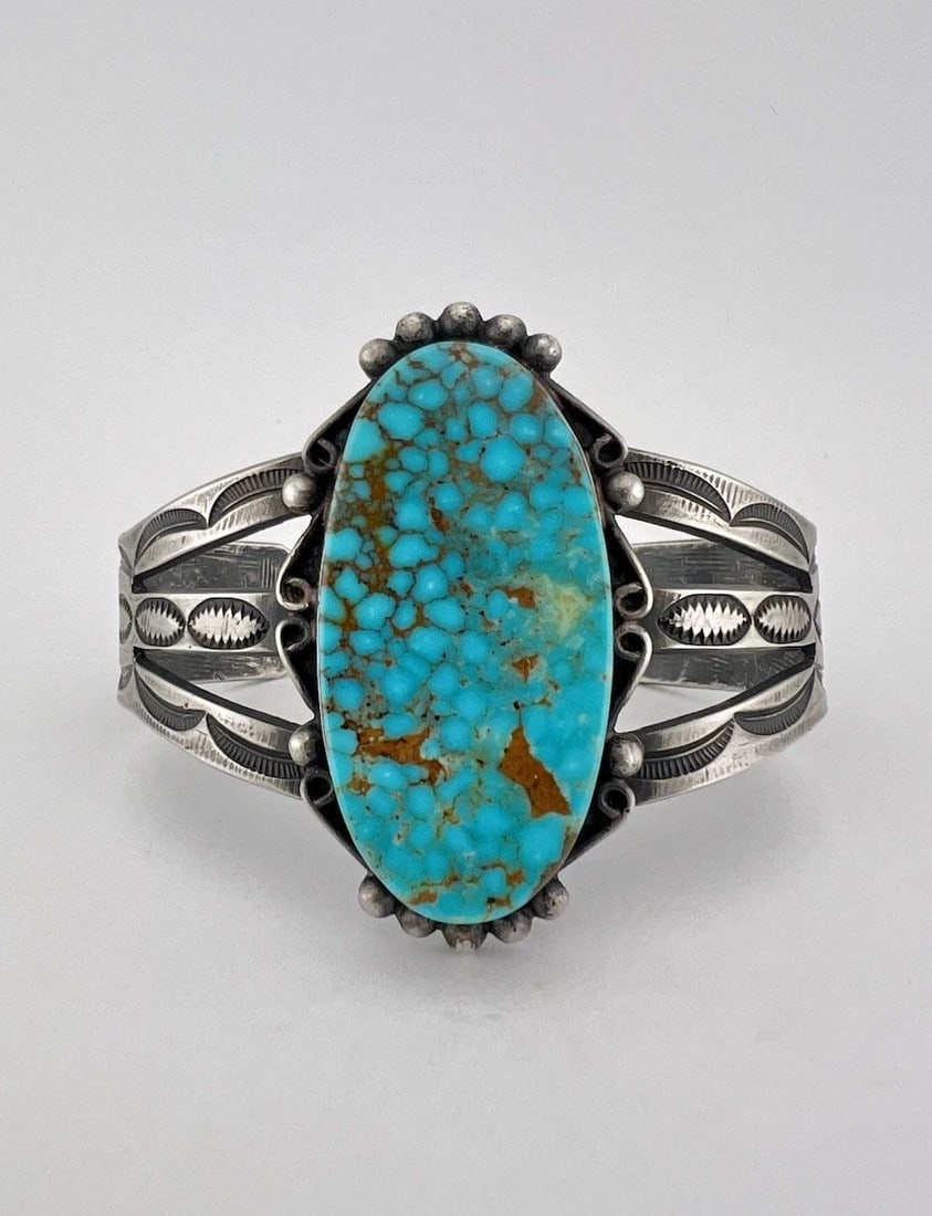 VTG NAVAJO STERLING SILVER SPIDERWEB BIRDSEYE KINGMAN TURQUOISE CUFF BRACELET: VTG NAVAJO STERLING SILVER SPIDERWEB BIRDSEYE KINGMAN TURQUOISE CUFF BRACELET Vintage Navajo Sterling Silver Spiderweb Birdseye Kingman Turquoise Stamped Cuff Bracelet Cuff is 5 3/8" tip to Tip and ha