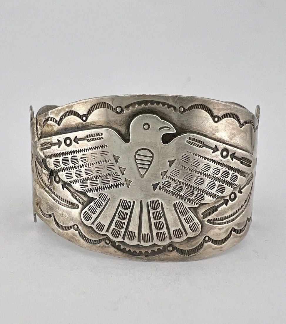 1940S FRED HARVEY NAVAJO COIN SILVER THUNDERBIRD STAMPED ARROWHEAD CUFF BRACELET (1 of 2)