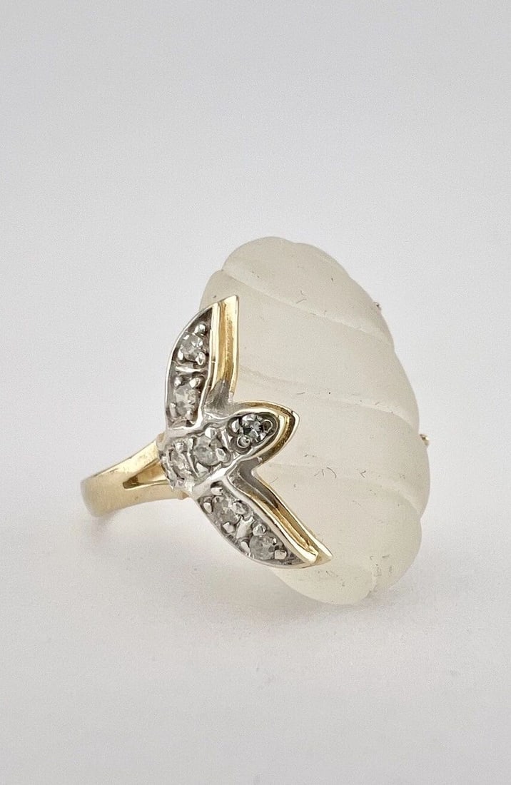 DESIGNER 14K YELLOW GOLD FROSTED CARVED ROCK CRYSTAL & DIAMOND RING: DESIGNER 14K YELLOW GOLD FROSTED CARVED ROCK CRYSTAL & DIAMOND RING Designer 14k Yellow Gold Frosted Carved Rock Crystal & Diamond Ring Size: 7.25 - Can Be Resized Weight is 5.2 Grams on my scale Meta