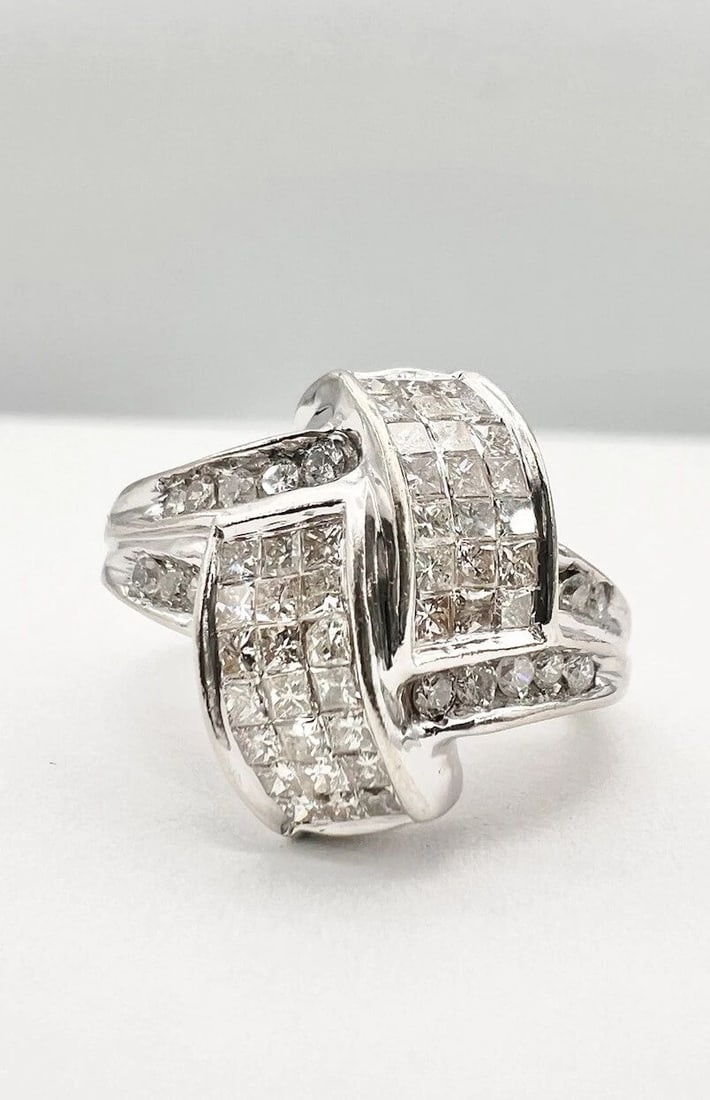 DESIGNER 14K WHITE GOLD PRINCESS CUT & ROUND DIAMOND RING: DESIGNER 14K WHITE GOLD PRINCESS CUT & ROUND DIAMOND RING Designer 14K White Gold 1.50tcw VS2-SI1 G/H - Princess Cut & Round Diamond Ring Ring Size: 7 - Can Be Resized Metal: 14k White Gold - Hallmark