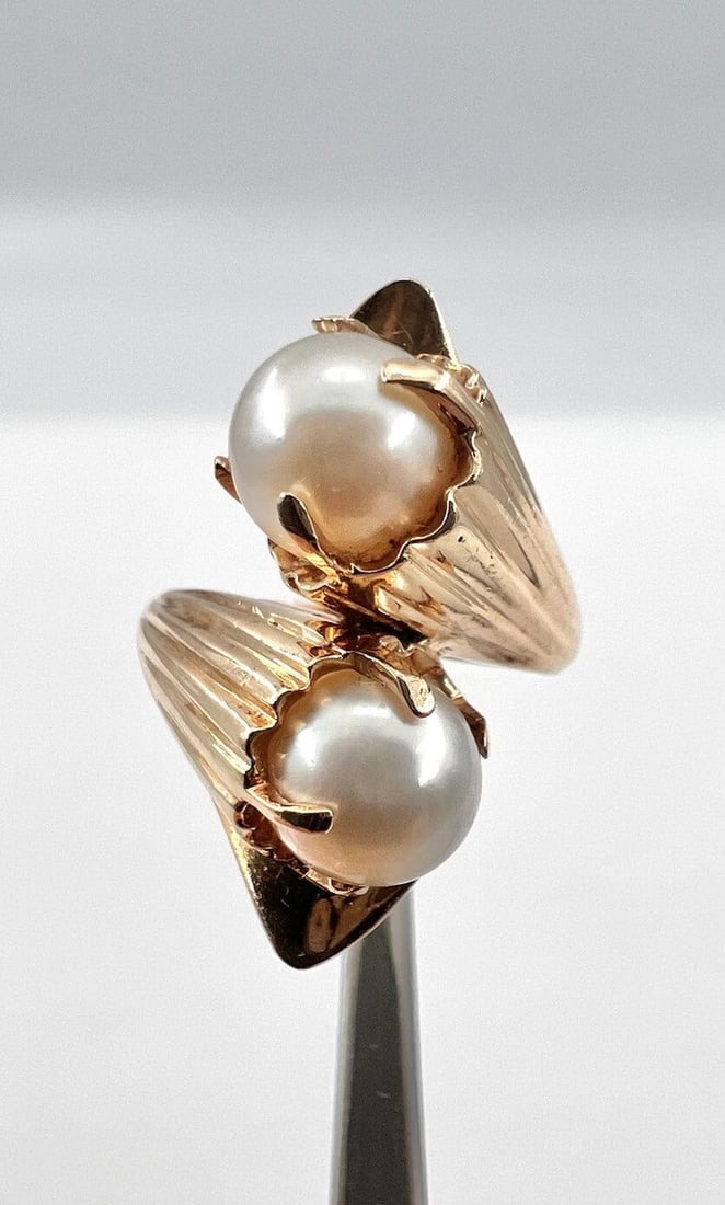 VINTAGE DESIGNER 14K YELLOW GOLD BYPASS NATURAL 6.5MM PEARL RING: VINTAGE DESIGNER 14K YELLOW GOLD BYPASS NATURAL 6.5MM PEARL RING Vintage Designer 14K Yellow Gold Bypass Natural 6.5mm Pearl Ring Ring Size: 4 - Can Be Resized Metal: 14k Yellow Gold Weight is 5.2 Gra