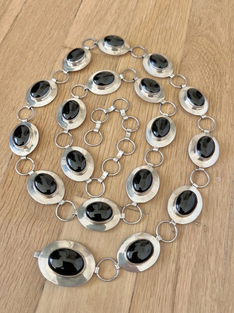 VINTAGE NAVAJO STERLING SILVER NATUAL BLACK ONYX OVAL CONCHO BELT 41" -146G #2: VINTAGE NAVAJO STERLING SILVER NATUAL BLACK ONYX OVAL CONCHO BELT 41" -146G #2 Vintage Navajo Sterling Silver Natual Black Onyx Oval Concho Belt 41" -146g #2 Belt Size: 41" - Tip To Tip - Adjustable D
