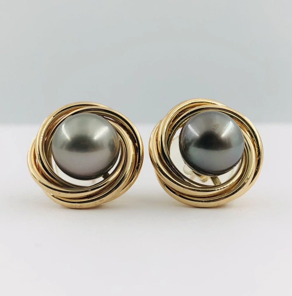 DESIGNER FINE 14K YELLOW GOLD 10MM PEACOCK TAHITIAN PEARL TWIST POST EARRINGS: DESIGNER FINE 14K YELLOW GOLD 10MM PEACOCK TAHITIAN PEARL TWIST POST EARRINGS Designer Fine 14K Yellow Gold 10mm Peacock Tahitian Pearl Twist Post Earrings Size: 18mm Wide Total Weight is 7.2 Grams on