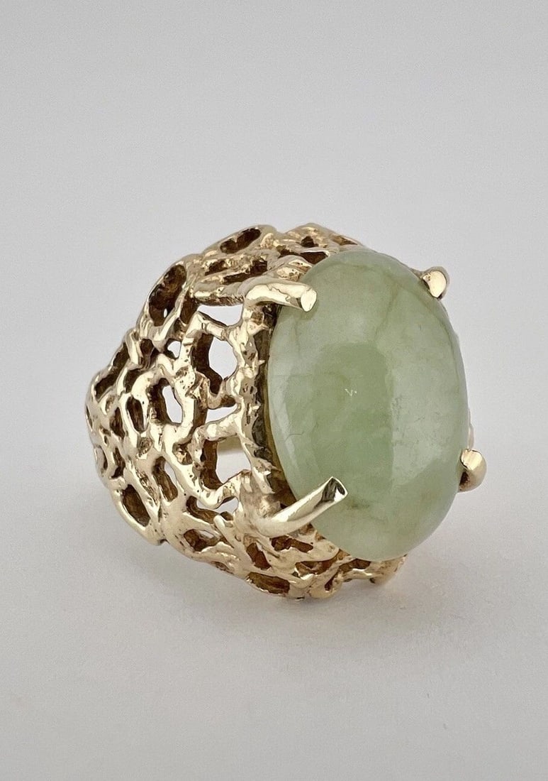VINTAGE BRUTALIST 10K YELLOW GOLD CABOCHON LIGHT GREEN JADE COCKTAIL RING (1 of 2)