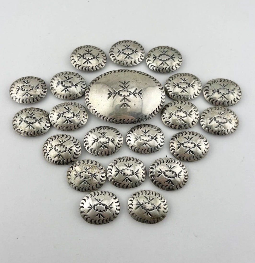 VINTAGE OLD NAVAJO STERLING SILVER DEEP STAMPED REPOUSSÉ OVAL 21 CONCHO BELT (1 of 2)