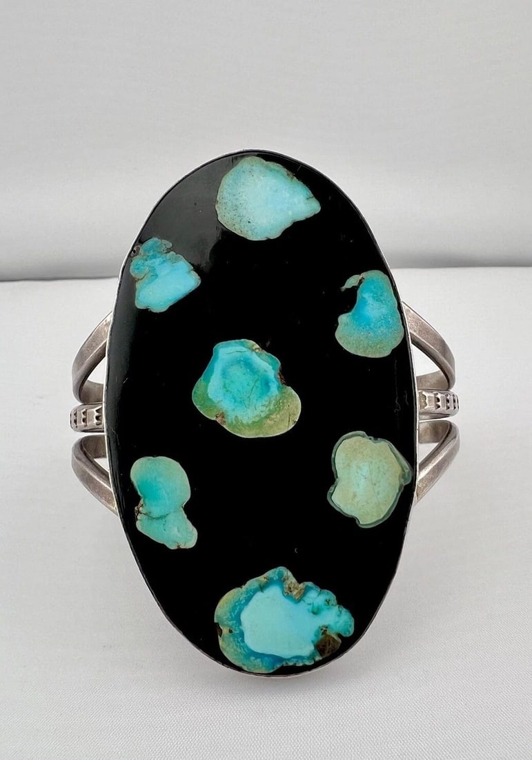 3" UNUSUAL VTG NAVAJO STERLING SILVER TURQUOISE & ONYX INLAY CUFF BRACELET 80.5G: 3" UNUSUAL VTG NAVAJO STERLING SILVER TURQUOISE & ONYX INLAY CUFF BRACELET 80.5G 3" Unusual Vtg Navajo Sterling Silver Turquoise & Onyx Inlay Cuff Bracelet 80.5g Cuff is 5 1/2" tip to Tip and has a 1 