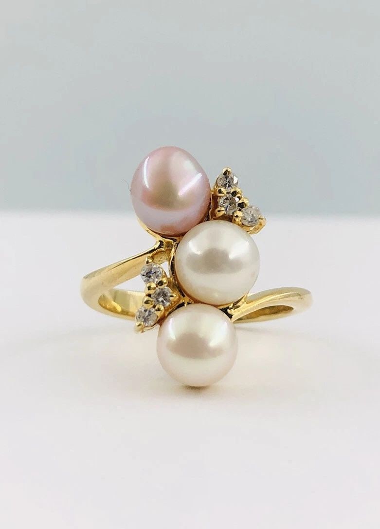 DESIGNER 14K YELLOW GOLD MULTI COLOR SOUTH SEA PEARL & DIAMOND RING: DESIGNER 14K YELLOW GOLD MULTI COLOR SOUTH SEA PEARL & DIAMOND RING Designer 14K Yellow Gold Multi Color South Sea Pearl & Diamond Ring Ring Size: 6.25 Total Weight is 4.9 Grams on my Scale Metal: 14k