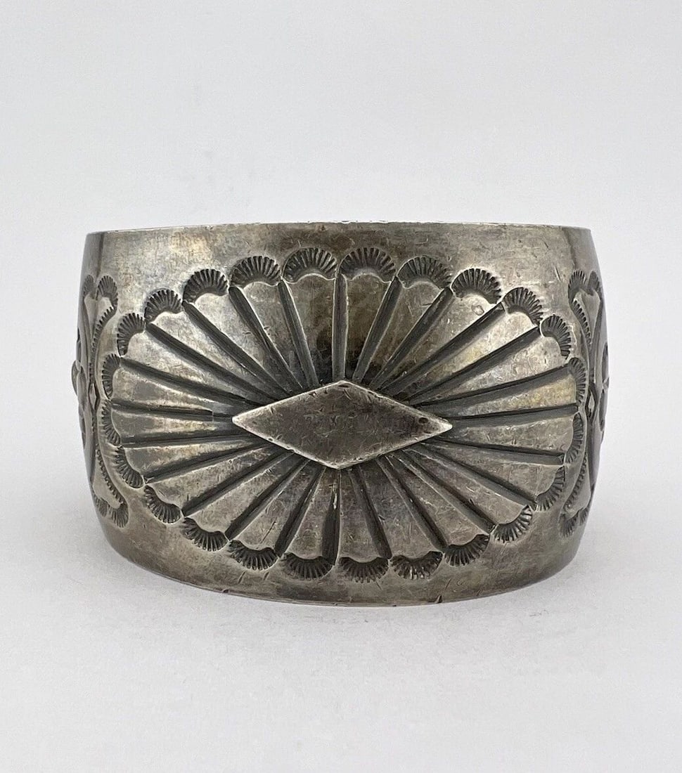 VINTAGE NAVAJO STERLING SILVER HAND DEEP STAMPED 1.5" WIDE CUFF BRACELET 98.1G: VINTAGE NAVAJO STERLING SILVER HAND DEEP STAMPED 1.5" WIDE CUFF BRACELET 98.1G Vintage Navajo Sterling Silver Hand Deep Stamped 1.5" Wide Cuff Bracelet 98.1g Cuff is 5 3/8" tip to Tip and has a Just U