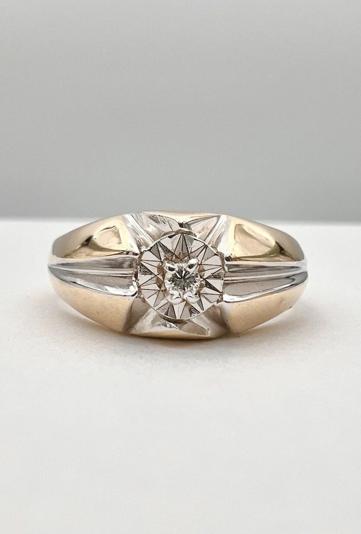 VINTAGE RETRO 10K YELLOW GOLD ROUND DIAMOND SOLITAIRE MEN’S RING - 5.8G: VINTAGE RETRO 10K YELLOW GOLD ROUND DIAMOND SOLITAIRE MEN’S RING - 5.8G Vintage Retro 10k Yellow Gold Round Diamond Solitaire Men’s Ring - 5.8g Ring Size: 10.5 - Can Be Resized Total Weight is 5.8
