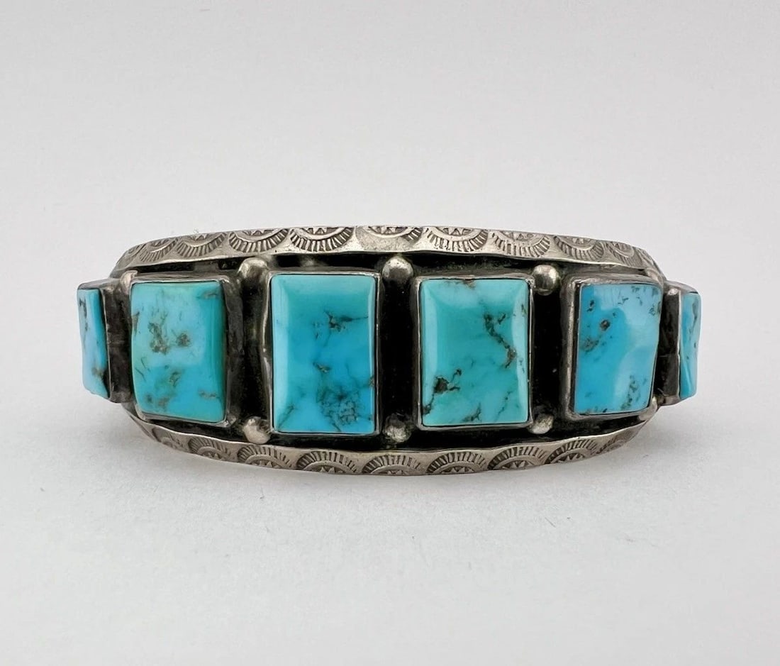 OLD 1940'S NAVAJO STERLING SILVER TURQUOISE STAMPED CARINATED CUFF BRACELET: OLD 1940'S NAVAJO STERLING SILVER TURQUOISE STAMPED CARINATED CUFF BRACELET Old 1940's Navajo Sterling Silver Turquoise Stamped Carinated Cuff Bracelet Cuff is Around 5 5/8" tip to Tip and has a 7/8" 