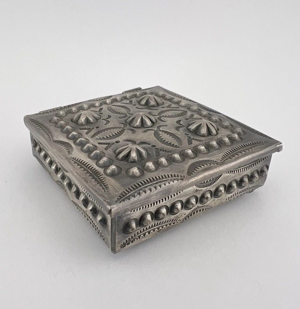 RARE VTG NAVAJO GILBERT TOM STERLING SILVER DETAILED STAMPED SQUARE TRINKET BOX (1 of 2)