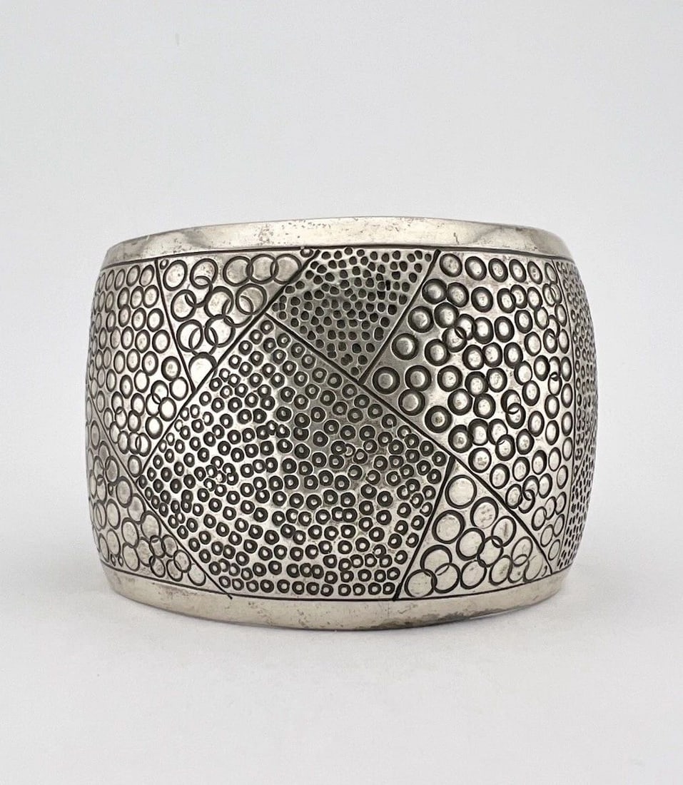 MASSIVE VTG NAVAJO STERLING SILVER DEEP STAMPED 1.75" WIDE CUFF BRACELET 88.3G: MASSIVE VTG NAVAJO STERLING SILVER DEEP STAMPED 1.75" WIDE CUFF BRACELET 88.3G Massive Vtg Navajo Sterling Silver Deep Stamped 1.75" WIDE Cuff Bracelet 88.3g Cuff is 5 1/4" Tip to Tip and has a 1 1/2"