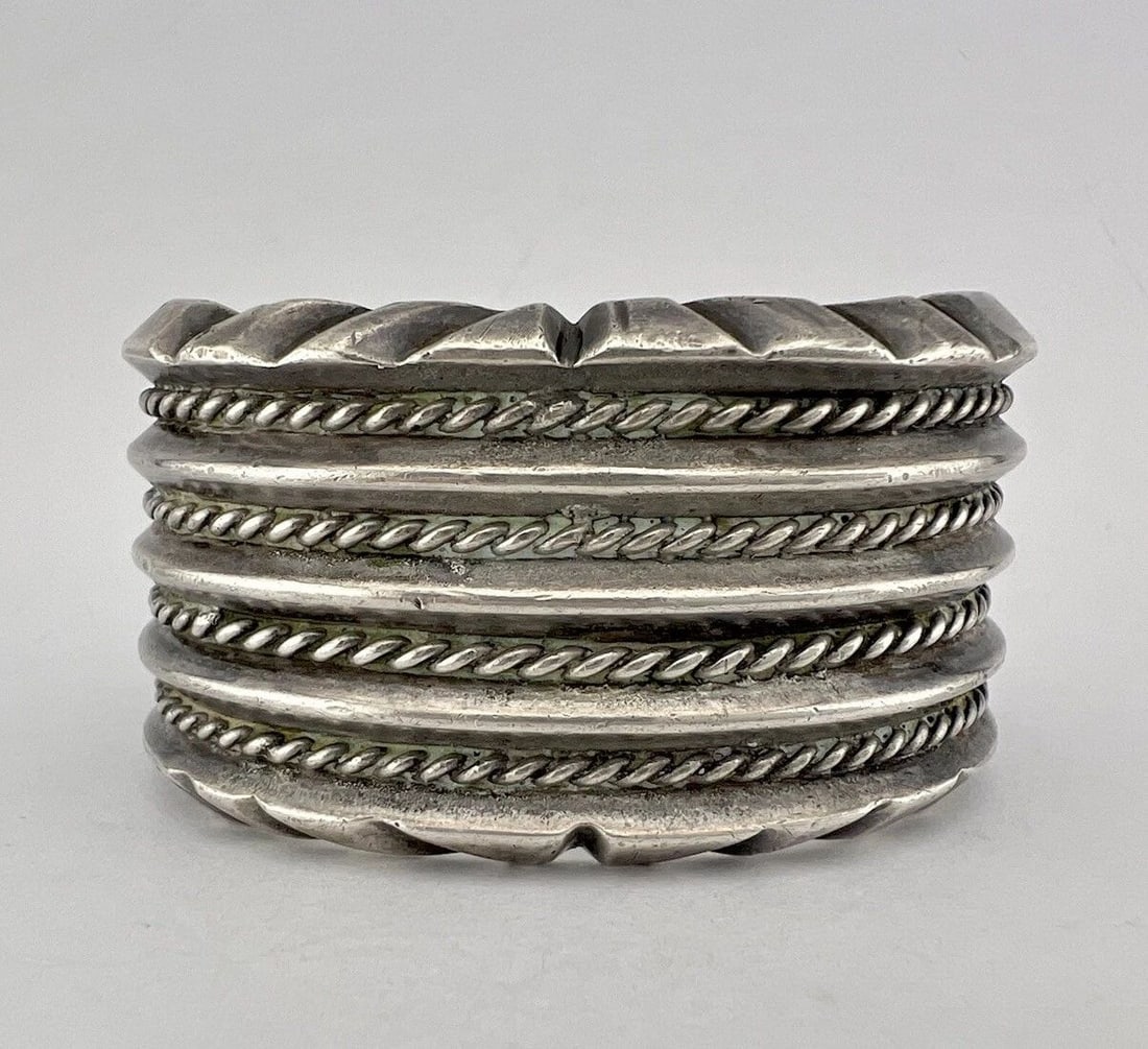 EARLY VTG NAVAJO STERLING SILVER INGOT CARINATED TWIST WIDE CUFF BRACELET 120G: EARLY VTG NAVAJO STERLING SILVER INGOT CARINATED TWIST WIDE CUFF BRACELET 120G Early Vtg Navajo Sterling Silver Ingot Carinated Twist Wide Cuff Bracelet 120g Cuff is 4 1/2" tip to Tip and has a 1 1/8"