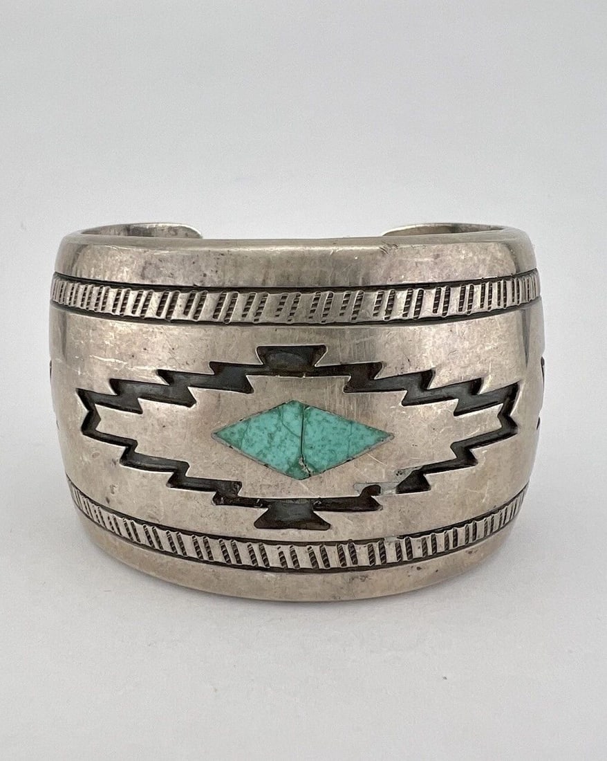 VINTAGE HOPI STERLING SILVER & TURQUOISE OVERLAY 1.5" WIDE CUFF BRACELET 113G: VINTAGE HOPI STERLING SILVER & TURQUOISE OVERLAY 1.5" WIDE CUFF BRACELET 113G Vintage Hopi Sterling Silver & Turquoise Overlay 1.5" Wide Cuff Bracelet 113g Cuff is 5 1/4" tip to Tip and has a 1 1/8" S