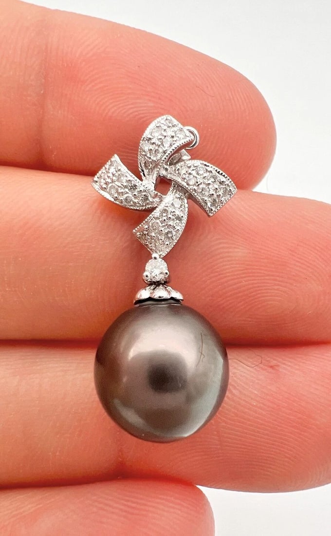 DESIGNER 18K WHITE GOLD NATURAL 11MM TAHITIAN PEARL & DIAMOND FLOWER PENDANT: DESIGNER 18K WHITE GOLD NATURAL 11MM TAHITIAN PEARL & DIAMOND FLOWER PENDANT Designer 18k White Gold Natural 11mm Tahitian Pearl & Diamond Flower Pendant Size: 1 1/4" Tall With Bail by Over 1/2" Wide 