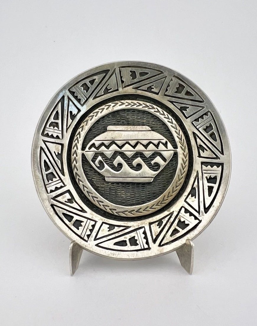 RARE VTG NAVAJO STERLING SILVER DETAILED PUEBLO POT OVERLAY 2 5/8" PLATE & STAND (1 of 2)