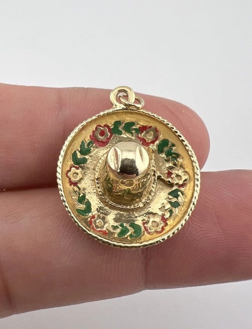 VINTAGE MEXICO 14K YELLOW GOLD RED GREEN ENAMEL CHARM SOMBRERO HATPENDANT 3.8G: VINTAGE MEXICO 14K YELLOW GOLD RED GREEN ENAMEL CHARM SOMBRERO HATPENDANT 3.8G Vintage Mexico 14k Yellow Gold Red & Green Enamel Charm Sombrero Hat Pendant 3.8g Size: 1 1/8" Tall With bail by7/8" Wide