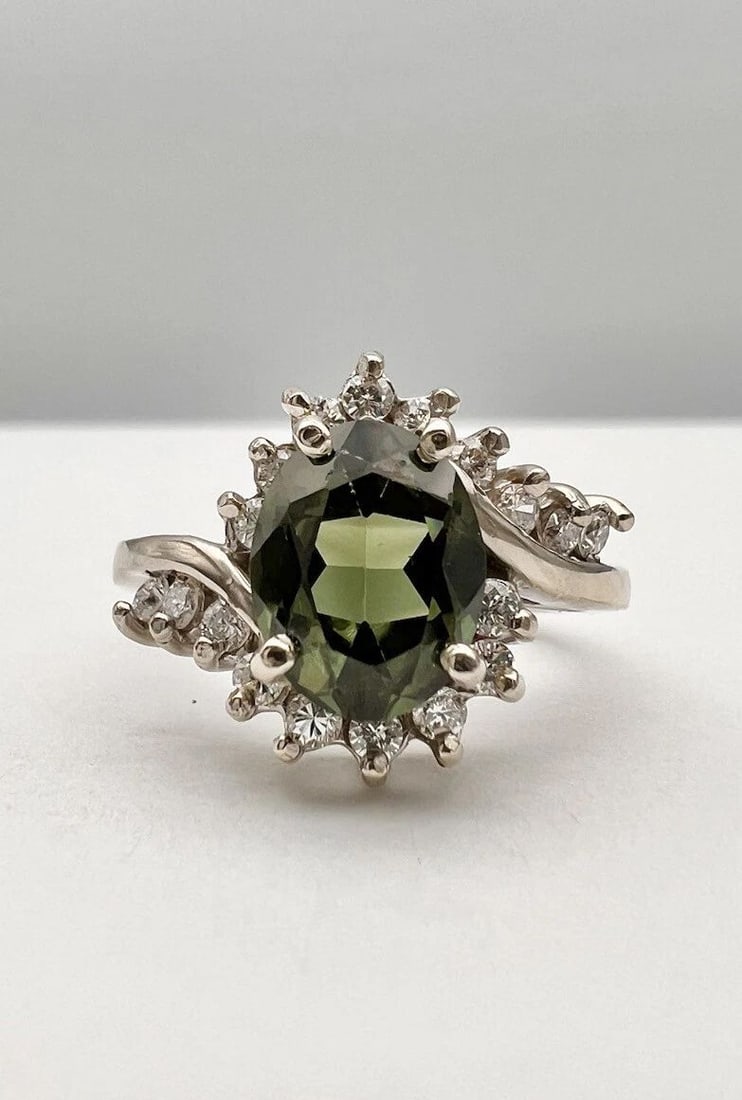 VTG 14K WHITE GOLD OVAL CUT SYNTHETIC COLOR CHANGE GREEN SPINEL & DIAMOND RING: VTG 14K WHITE GOLD OVAL CUT SYNTHETIC COLOR CHANGE GREEN SPINEL & DIAMOND RING Vtg 14K White Gold Oval Cut Synthetic Color Change Green Spinel & Diamond Ring Size: 6.75 - Can be Resized With Out Damag