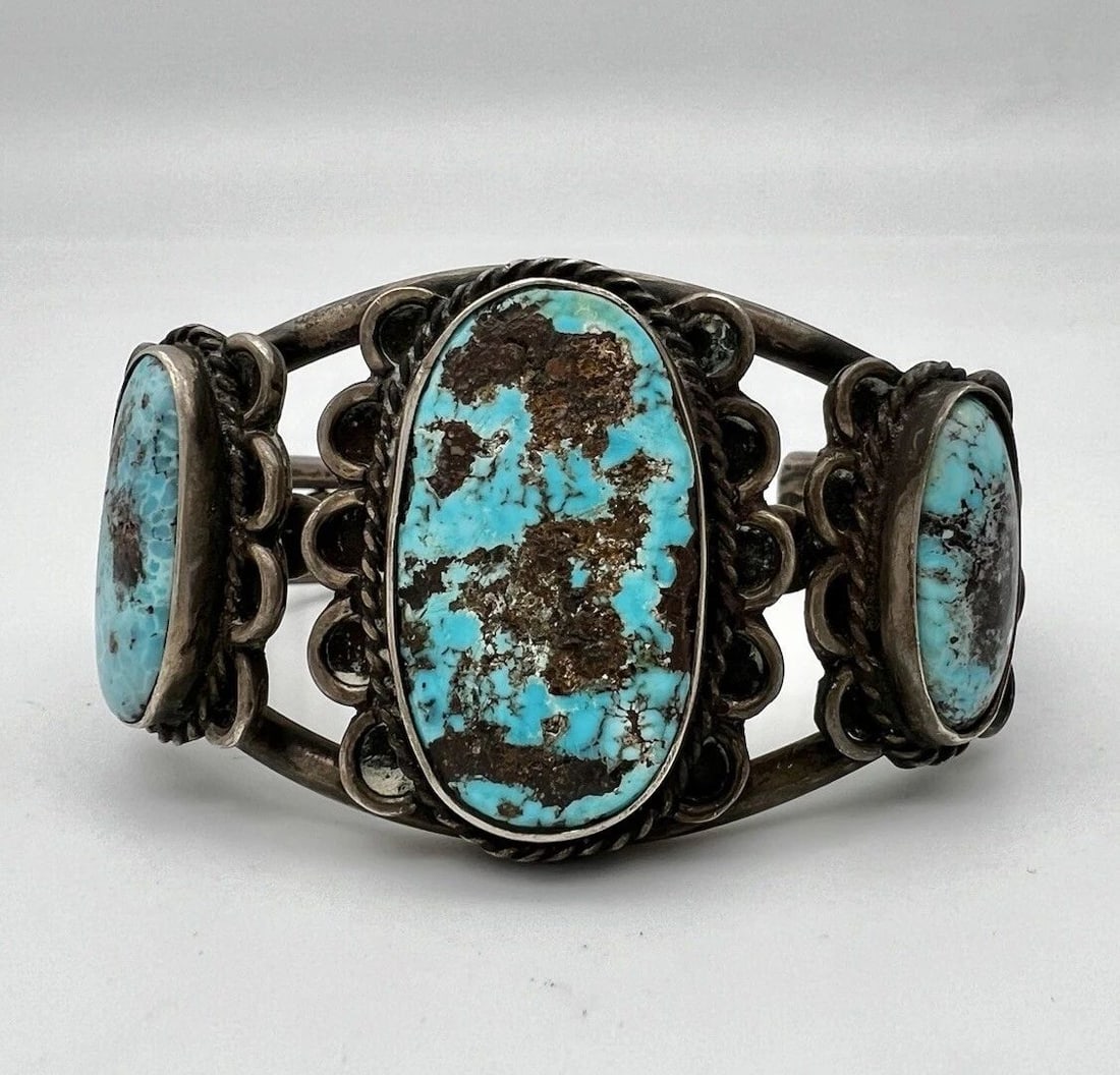 VTG NAVAJO STERLING SILVER & PILOT MOUNTAIN TURQUOISE TWIST CUFF BRACELET 71.8G: VTG NAVAJO STERLING SILVER & PILOT MOUNTAIN TURQUOISE TWIST CUFF BRACELET 71.8G Vtg Navajo Sterling Silver & Pilot Mountain Turquoise Twist Cuff Bracelet 71.8g Cuff is 5 1/4" tip to Tip and has a 1 1/