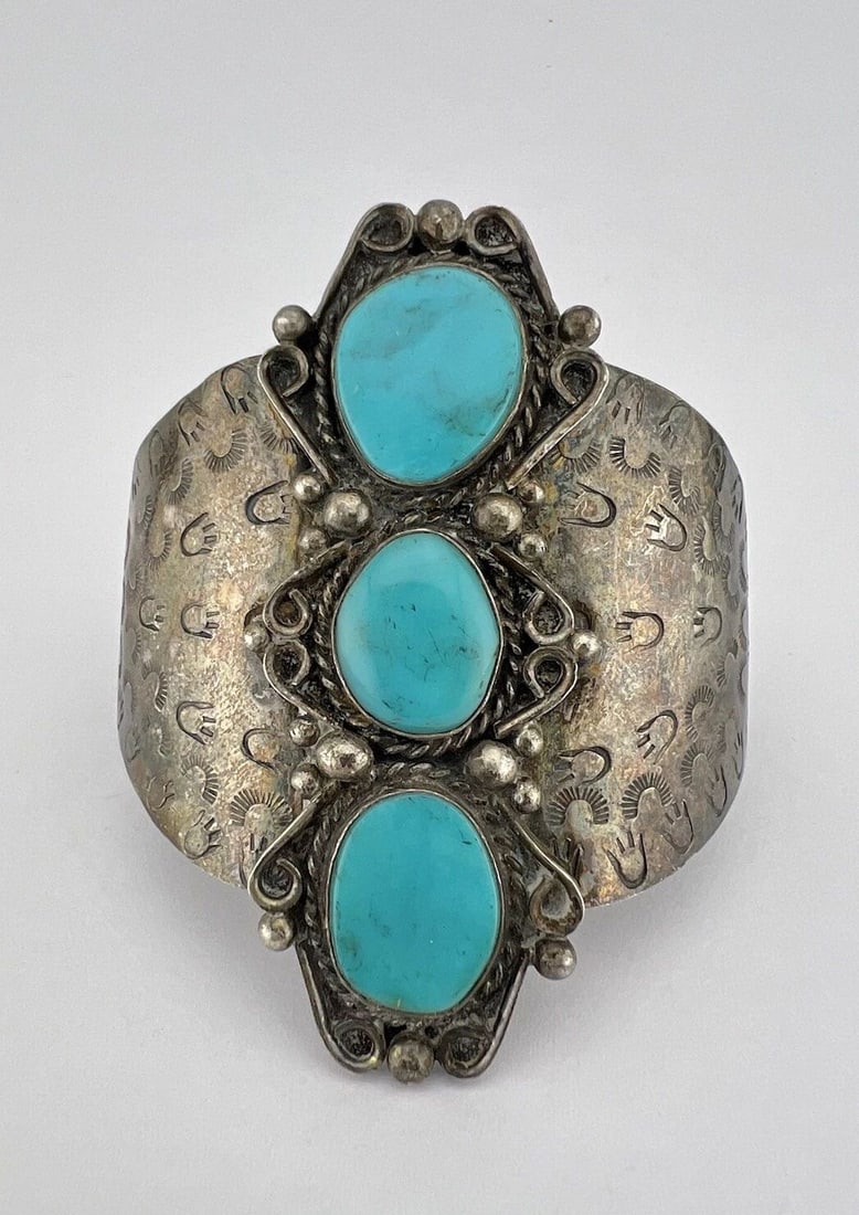 VTG NAVAJO STERLING SILVER TURQUOISE STAMPED BEAR CLAW WIDE CUFF BRACELET 70G: VTG NAVAJO STERLING SILVER TURQUOISE STAMPED BEAR CLAW WIDE CUFF BRACELET 70G Vtg Navajo Sterling Silver Turquoise Stamped Bear Claw Wide Cuff Bracelet 70g Cuff is 5 3/8" tip to Tip and has an Over 1 