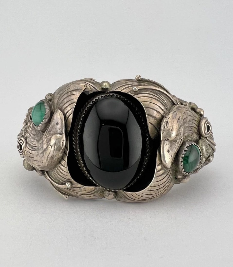 VTG NAVAJO STERLING SILVER ONYX & MALACHITE STAMPED EAGLE CUFF BRACELET 85.7G: VTG NAVAJO STERLING SILVER ONYX & MALACHITE STAMPED EAGLE CUFF BRACELET 85.7G Vtg Navajo Sterling Silver Onyx & Malachite Stamped Eagle Cuff Bracelet 85.7g Cuff is 5 5/8" tip to Tip and has a 1" Wide 