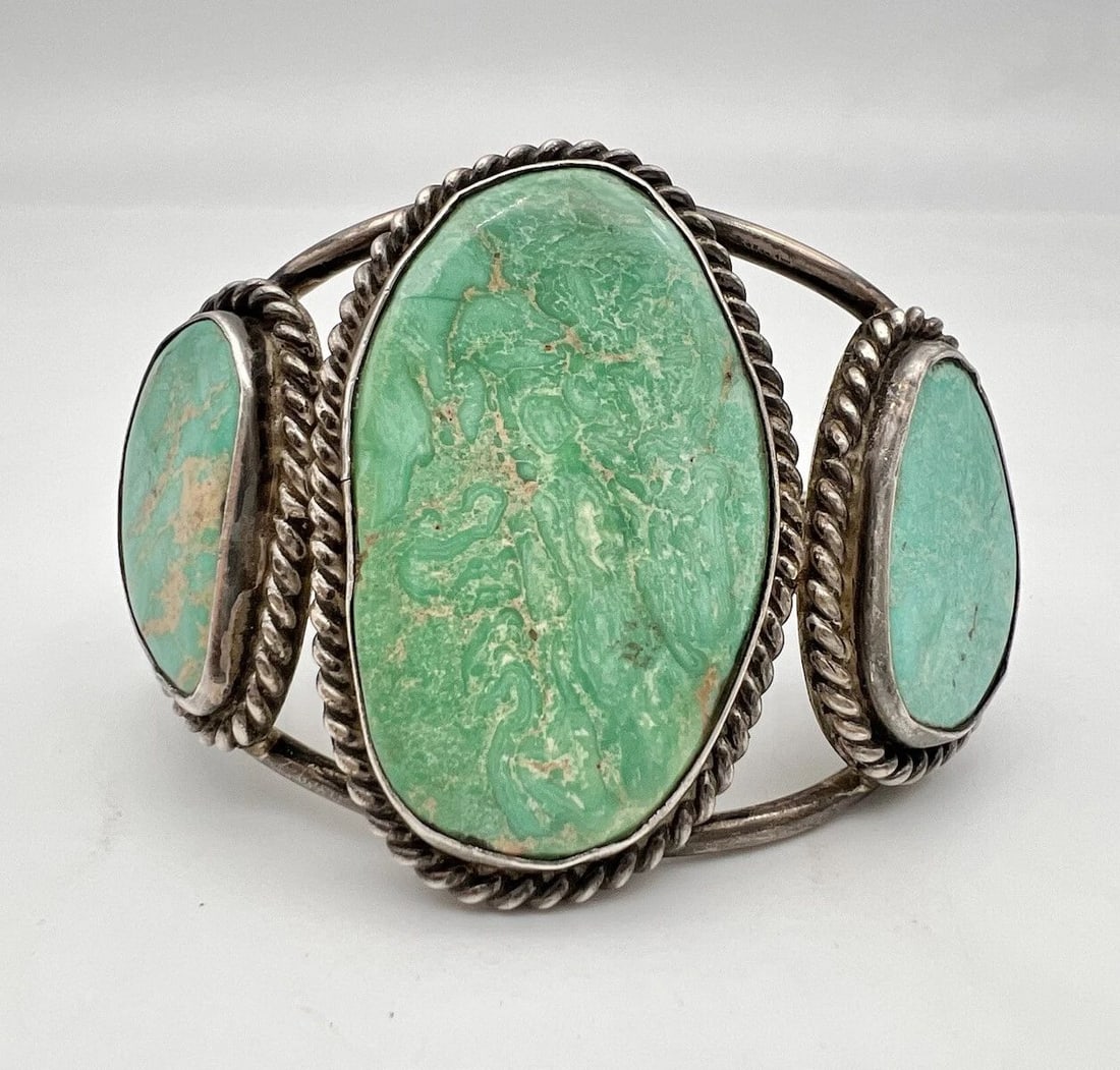 2" VINTAGE NAVAJO STERLING SILVER CARICO LAKE TURQUOISE SLAB CUFF BRACELET 59.5G: 2" VINTAGE NAVAJO STERLING SILVER CARICO LAKE TURQUOISE SLAB CUFF BRACELET 59.5G 2" Vintage Navajo Sterling Silver Carico Lake Turquoise Slab Cuff Bracelet 59.5g Cuff is 5" tip to Tip and has a 1 1/2"
