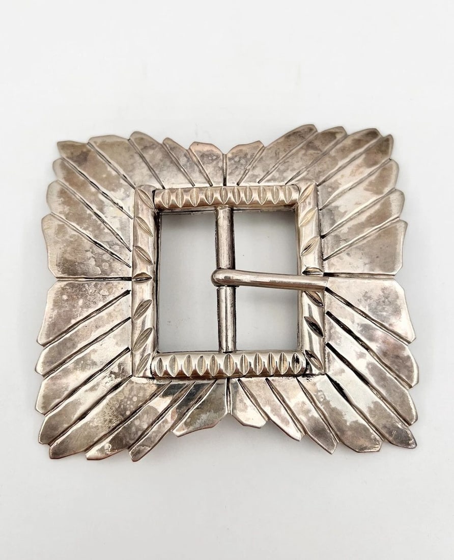 4 1/8" VINTAGE NAVAJO NATIVE AMERICAN STERLING SILVER STAMPED BELT BUCKLE 159.4G: 4 1/8" VINTAGE NAVAJO NATIVE AMERICAN STERLING SILVER STAMPED BELT BUCKLE 159.4G 4 1/8" Vintage Navajo Native American Sterling Silver Stamped Belt Buckle 159.4g Size: 4 1/8" Wide by 3 3/4" Tall Metal