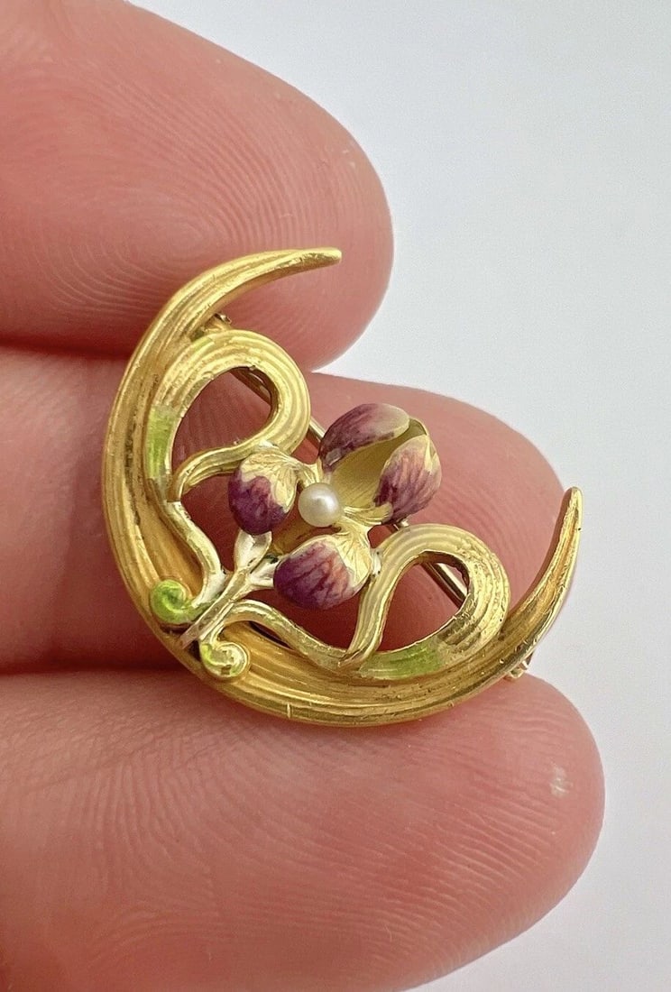 ART NOUVEAU 14K YELLOW GOLD ENAMEL ORCHID FLOWER SEED PEARL CRESCENT BROOCH PIN: ART NOUVEAU 14K YELLOW GOLD ENAMEL ORCHID FLOWER SEED PEARL CRESCENT BROOCH PIN Art Nouveau 14K Yellow Gold Enamel Orchid Flower & Seed Pearl Brooch Pin Size: 7/8" Wide By 3/4" Tall Metal: 14k Yellow 