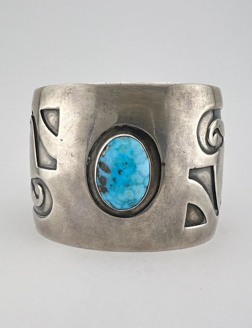 VTG HOPI STERLING SILVER BIRDS EYE KINGMAN TURQUOISE OVERLAY WIDE CUFF BRACELET: VTG HOPI STERLING SILVER BIRDS EYE KINGMAN TURQUOISE OVERLAY WIDE CUFF BRACELET Vtg Hopi Sterling Silver Birds Eye Kingman Turquoise Overlay Wide Cuff Bracelet Cuff is 5 3/4" tip to Tip and has a 1 1/