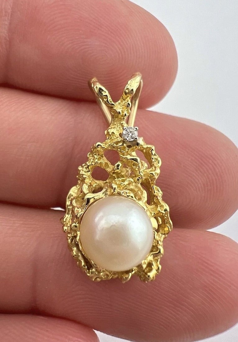 VINTAGE BRUTALIST 14K YELLOW GOLD 7.25MM PEARL & DIAMOND FREE FORM PENDANT: VINTAGE BRUTALIST 14K YELLOW GOLD 7.25MM PEARL & DIAMOND FREE FORM PENDANT Vintage Brutalist 14k Yellow Gold 7.25mm Pearl & Diamond Free Form Pendant Size: 1" Tall By Slightly Over 1/25" Wide Metal: 1