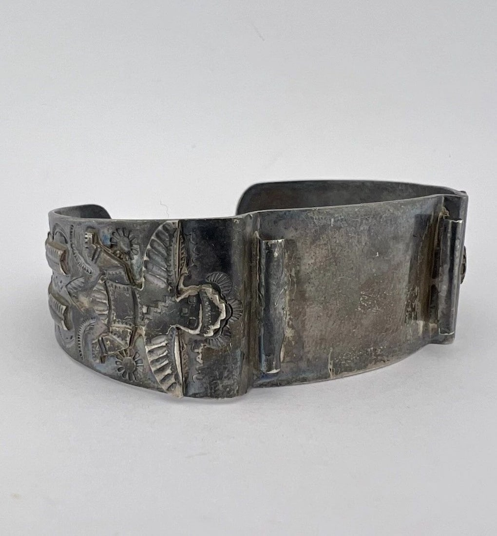 VTG FRED HARVEY ERA NAVAJO STERLING SILVER STAMPED KNIFEWING WATCH CUFF BRACELET: VTG FRED HARVEY ERA NAVAJO STERLING SILVER STAMPED KNIFEWING WATCH CUFF BRACELET Early Vtg Fred Harvey Era Navajo Sterling Silver Stamped Knifewing Watch Cuff Bracelet Cuff is 5 7/8" tip to Tip and ha