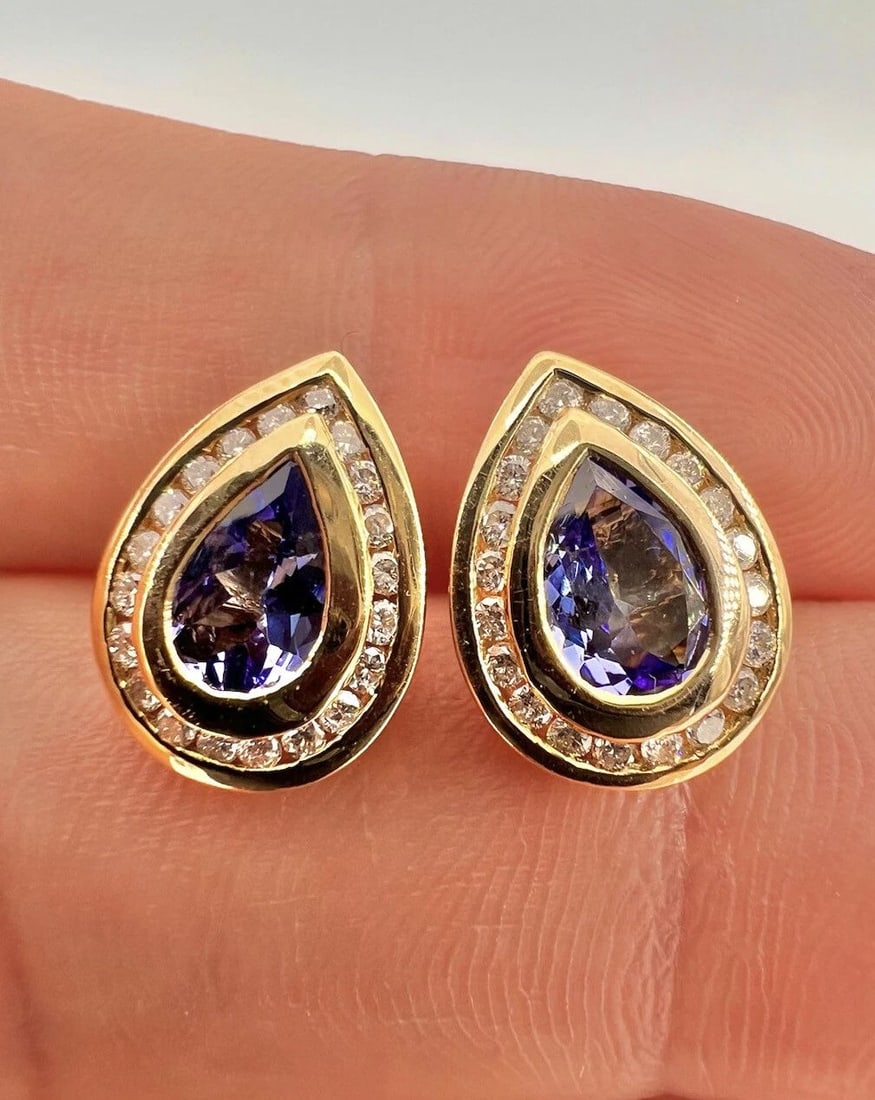 DESIGNER 14K YELLOW GOLD PEAR PURPLE TANZANITE & DIAMOND POST STUD EARRINGS: DESIGNER 14K YELLOW GOLD PEAR PURPLE TANZANITE & DIAMOND POST STUD EARRINGS Designer 14k Yellow Gold Pear Purple Tanzanite & Diamond Post Stud Earrings Size: 13mm Tall by 10mm Wide Weight is 4.6 Grams
