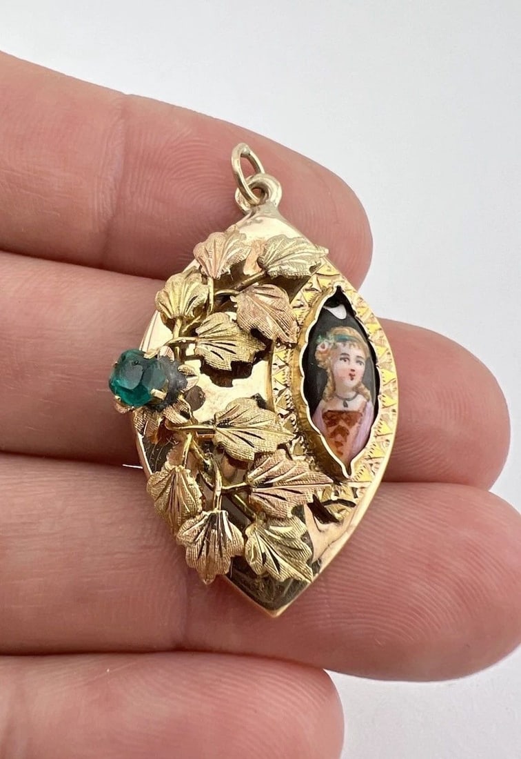 ANTIQUE VICTORIAN 14K TRI COLOR GOLD FLORAL HAND PAINED PORTRAIT PENDANT 3.9G: ANTIQUE VICTORIAN 14K TRI COLOR GOLD FLORAL HAND PAINED PORTRAIT PENDANT 3.9G Antique Victorian 14k Tri Color Gold Floral Hand Pained Portrait Pendant 3.9g Size: 1 5/8" Tall With Bail By 7/8" Wide Met