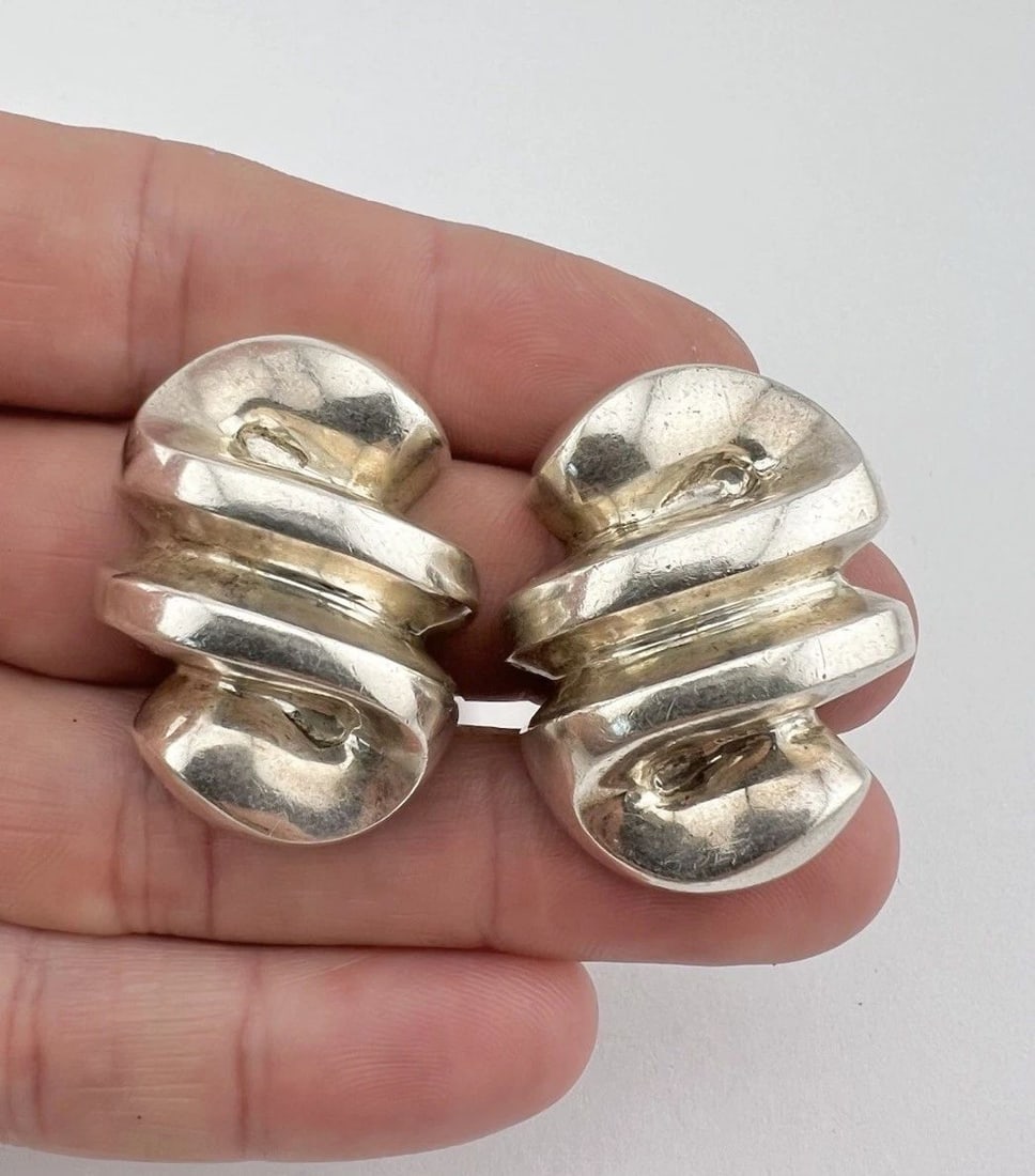 VINTAGE PATRICIA VON MUSULIN SCULPTED STERLING SILVER MODERNIST CLIP EARRINGS (1 of 2)