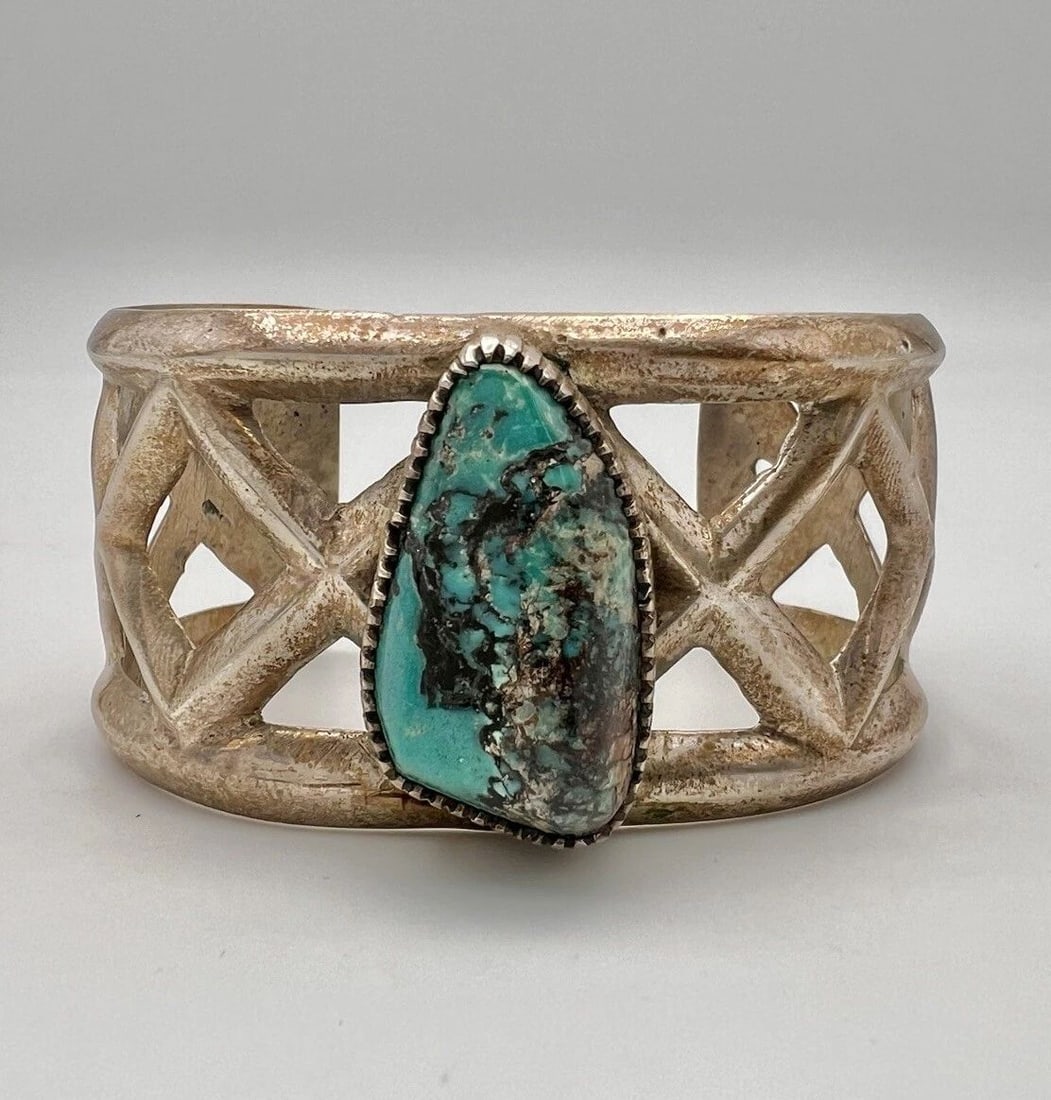 VTG NAVAJO SANDCAST STERLING SILVER SMOKEY BISBEE TURQUOISE CUFF BRACELET 77.5G: VTG NAVAJO SANDCAST STERLING SILVER SMOKEY BISBEE TURQUOISE CUFF BRACELET 77.5G Vtg Navajo Sandcast Sterling Silver Smokey Bisbee Turquoise Cuff Bracelet 77.5g Cuff is 5 1/2" tip to Tip and has a 1 1/