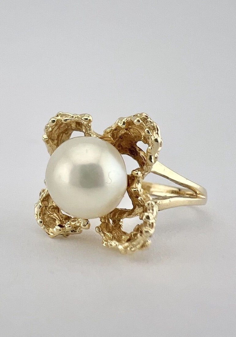 VINTAGE 14K YELLOW GOLD 8MM WHITE AKOYA PEARL & CLOVER FLOWER DESIGN RING: VINTAGE 14K YELLOW GOLD 8MM WHITE AKOYA PEARL & CLOVER FLOWER DESIGN RING Vintage 14K Yellow Gold 8mm White Akoya Pearl & Clover Flower Design Ring Ring Size: 6 - Can Be Resized Total Weight is 4.0 Gr