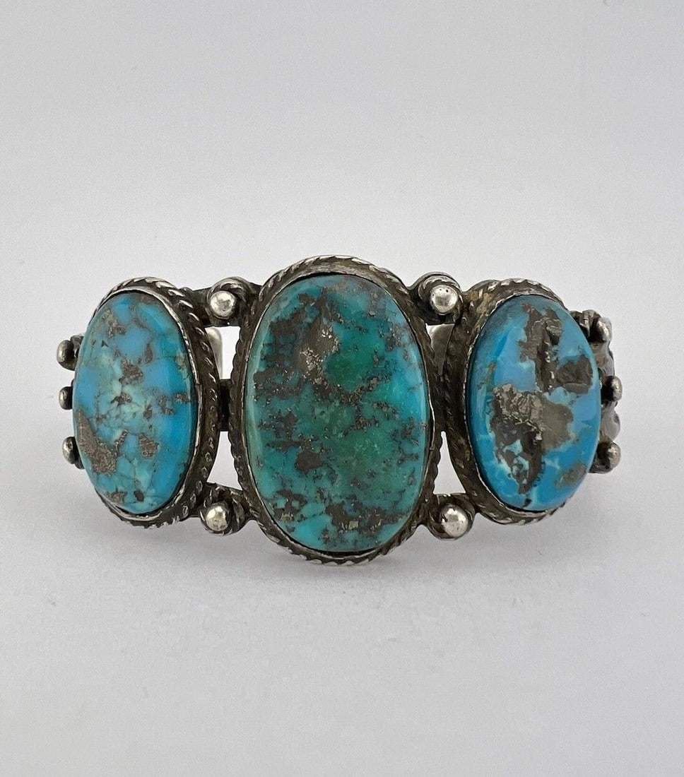 EARLY FRED HARVEY NAVAJO STERLING SILVER TURQUOISE STAMPED ARROW CUFF BRACELET: EARLY FRED HARVEY NAVAJO STERLING SILVER TURQUOISE STAMPED ARROW CUFF BRACELET Vtg Early Fred Harvey Navajo Sterling Silver Turquoise Stamped Arrow Cuff Bracelet Cuff is 5 3/8" tip to Tip and has an A